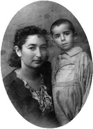 Вадик с мамой Милой в Подбельском 194145е годы Из воспоминаний Вадима - фото 46