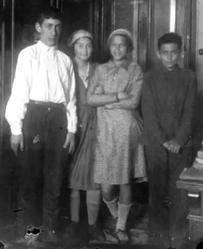Одноклассники Леня Лемберг Мила Люба Акимова и Миша Турчин 21 мая 1932 г - фото 50