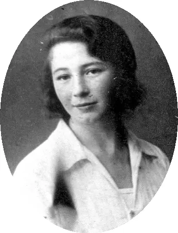 Сестра мамы Мара Ценная 1940 год Мара 1я слева и мама 3я слева в - фото 52