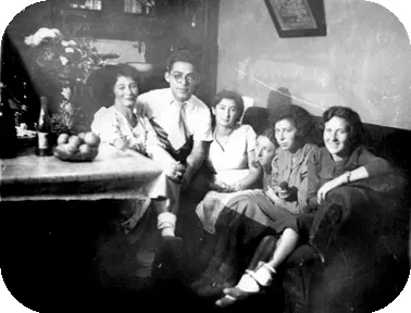 Мара 1я слева и мама 3я слева в квартире на Пушкинской в 1940 г 2я - фото 53