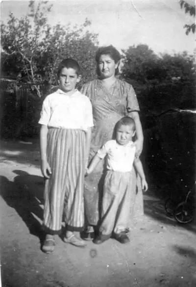 Вадик мама Мила и Гарик на даче 1948 год Вадик справа с одноклассником - фото 78