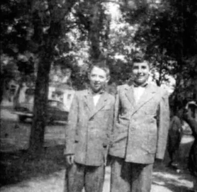 Вадик справа с одноклассником Леней Киношевером Мама Гарик бабушка - фото 79