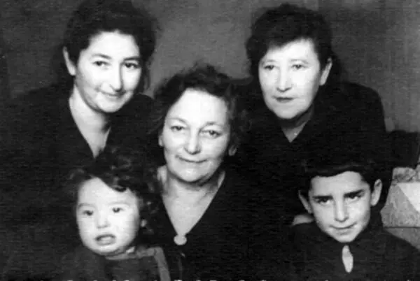 Мама Гарик бабушка Соня сестра дедушки Гриши Этя и Вадик 1948 год Дача - фото 80