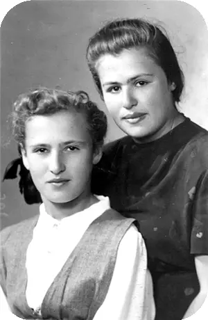 Наташа справа с младшей сестрой Дианой 30 августа 1950 г Мы переехали на - фото 84