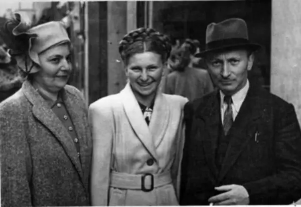 Дядя Давидка Кестлихер с женой и дочерью 2 марта 1949 г Дядя Давидка с - фото 85