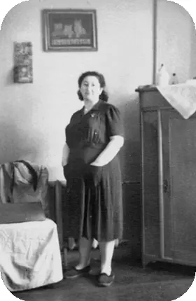 Мама в домашней обстановке примерно1960 год Папа Миша незадолго до смерти - фото 122