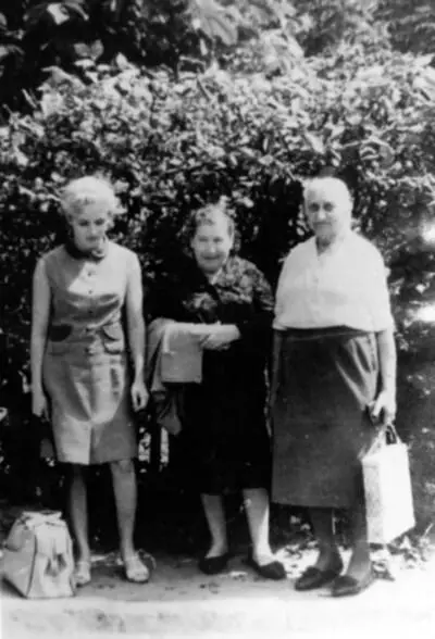 Рита ее мама Мария Венедиктовна и бабушка Сима Мама часто навещала нас в - фото 126