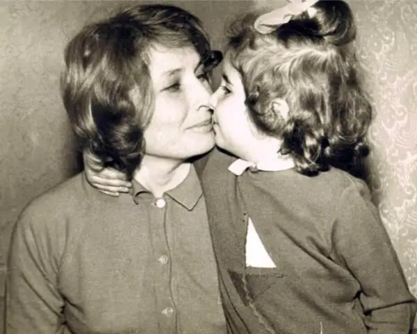 Рита с Юленькой Юлечка и Светочка Спустя 5 лет 1981 г Юленька получила - фото 130
