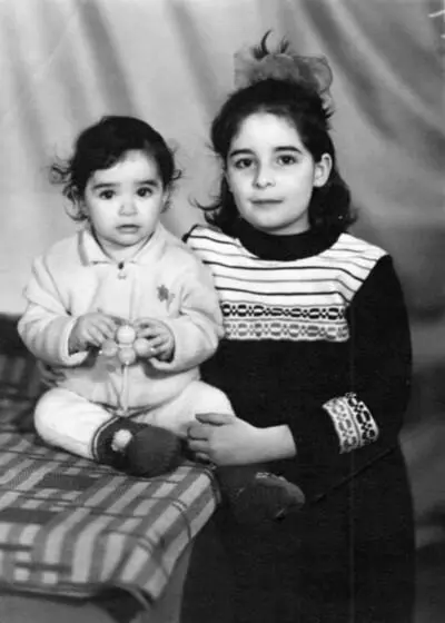 Юлечка и Светочка Спустя 5 лет 1981 г Юленька получила тяжёлые осложнения - фото 131