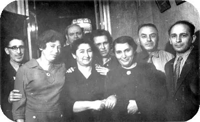 Мама с друзьями в квартире на Пушкинской Слева направо 1й ряд Лева - фото 132