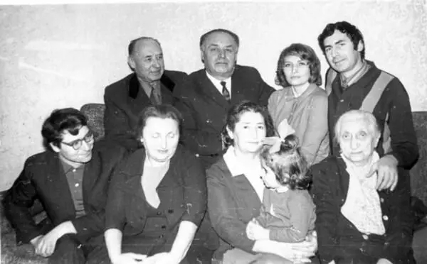 1й план Гарик жена папиного брата Изи Рива мама с Юлечкой на руках - фото 137