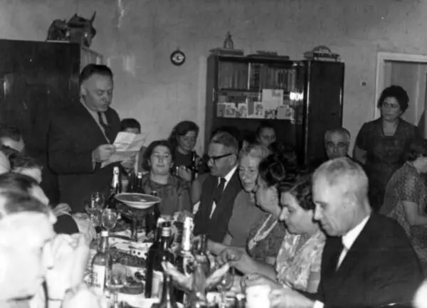Папа читает стихотворное поздравление на дне рождения Сары Перельмутер 1972 - фото 138