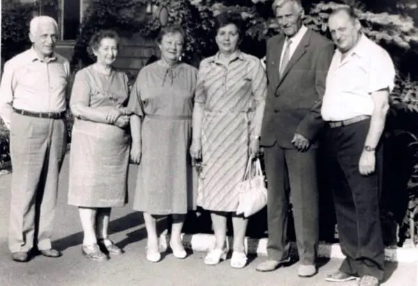 Мама Ира Тартаковская и Аба Курцман крайний справа А в 1966 году на 25й - фото 141