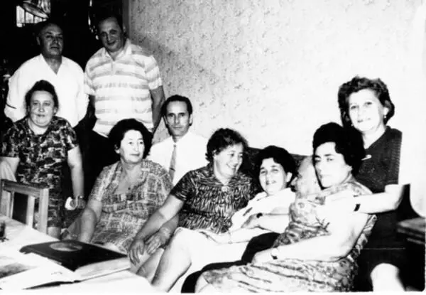 Стоят Папа Аба Курцман Сидят Г Лимонова мама Боря Плужниченко Ира - фото 143