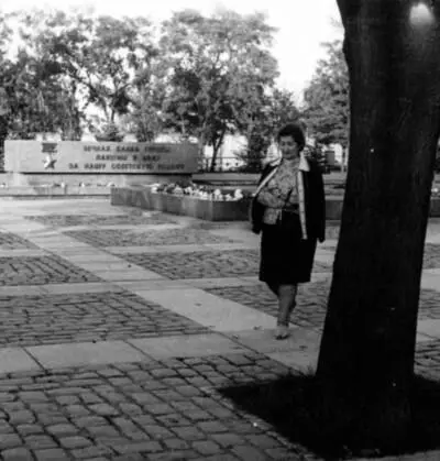 Мама на Аллее Славы в Одессе в 1974 г Вообще мама старалась участвовать во - фото 146