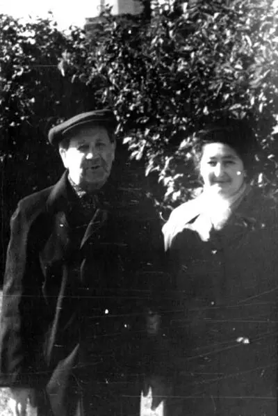 Мама со своим дядей Нюней в Москве Слева направо Мамин племянник Яша - фото 154