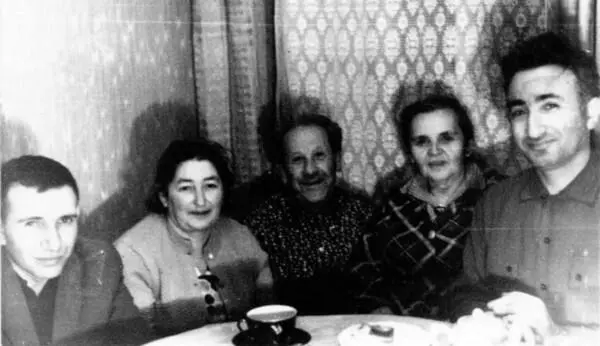 Слева направо Мамин племянник Яша Шварцбурд мама Нюня Нина их зять Рем - фото 155