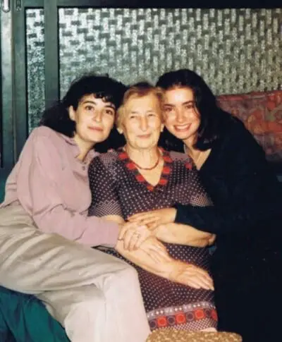 Юля бабушка Мила и Светочка 1996 г Мама муж Цили Саша Циля знакомая - фото 223