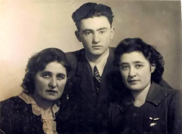 Жена папиного брата Иосифа Клара с двумя детьми Симой и Фирой 31 июля 1951 г - фото 254
