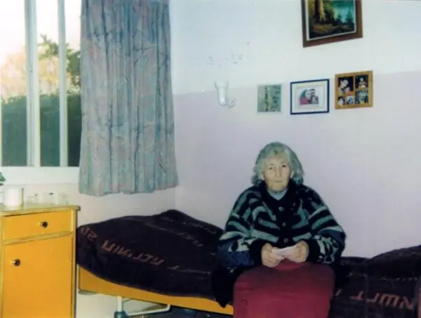 Мама в своей комнате в Мальбене Начало 2004 г Маму навещают Юля и Сима - фото 267