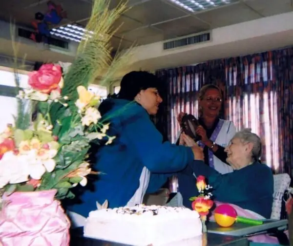 День рождения мамы 89 лет 2006 г Давид Зельцер приехал навестить дорогого - фото 277