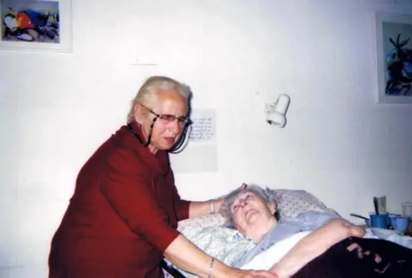 Лариса поправляет мамину постель Осень 2007 г Внучка Марочка живущая в - фото 283