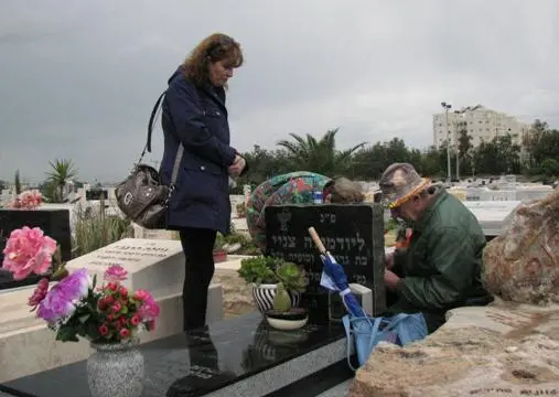 Внучка Юленька приехала из США и с родителями пришла к бабушке на могилу 2011 - фото 316