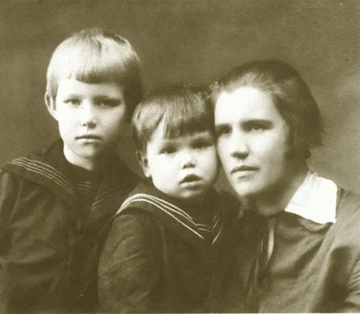 Анна Ефимовна Конева с дочерью Майей и сыном Гелием 1930е гг Командарм - фото 15