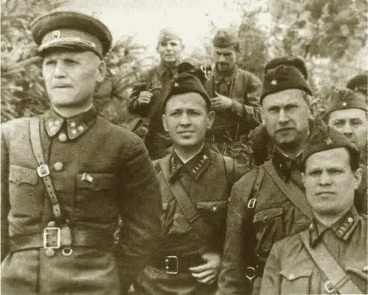 Слева направо командующий 19й армией И Конев М Шолохов А Фадеев Е - фото 19