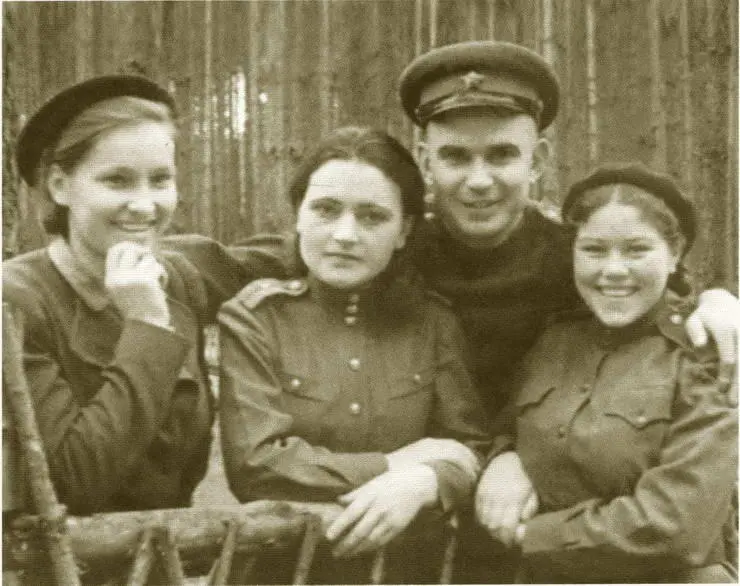 АВ Васильева Конева первая слева с боевыми друзьями 1942 г ИС - фото 21