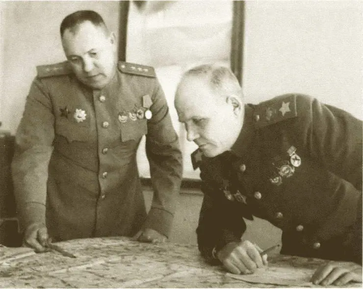 ИС Конев и начальник штаба МВ Захаров 1944 г Конев на фронте 1944 г - фото 23