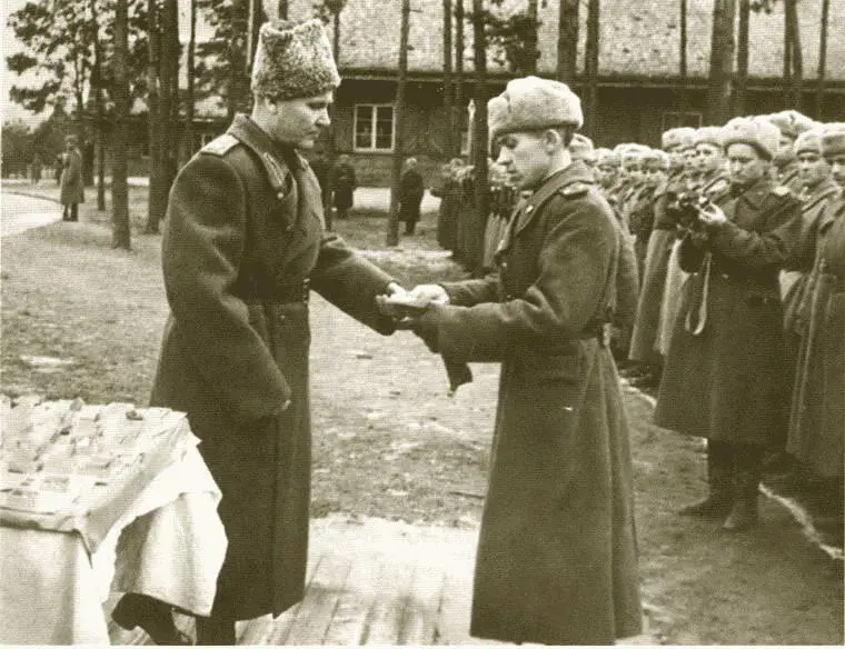 ИС Конев на Сандомирском плацдарме вручает награды воинам 1945 г ИС - фото 33