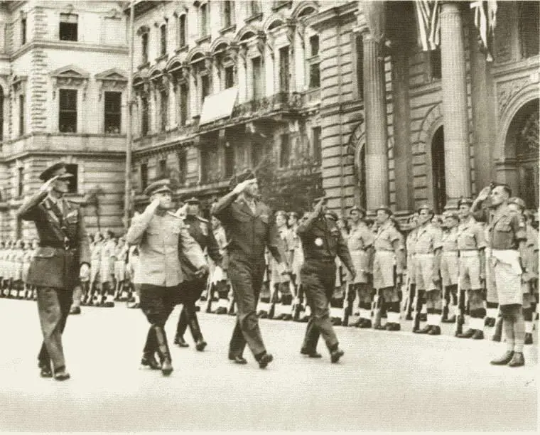 Парад союзных войск в Вене 1945 г ИС Конев и командующий 1м - фото 37