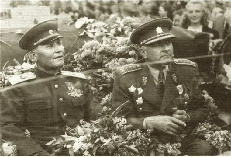 ИС Конев и командующий 1м Чехословацким армейским корпусом Л Свобода 1945 - фото 38