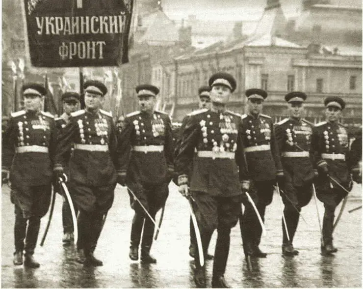 ИС Конев на Параде Победы на Красной площади в Москве 24 июня 1945 г - фото 39