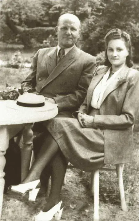 Иван Степанович и Антонина Васильевна Коневы на отдыхе в Карловых Варах 1946 - фото 43