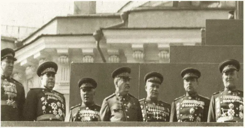 ИВ Сталин и маршалы Советского Союза на трибуне мавзолея Начало 1950х гг - фото 44