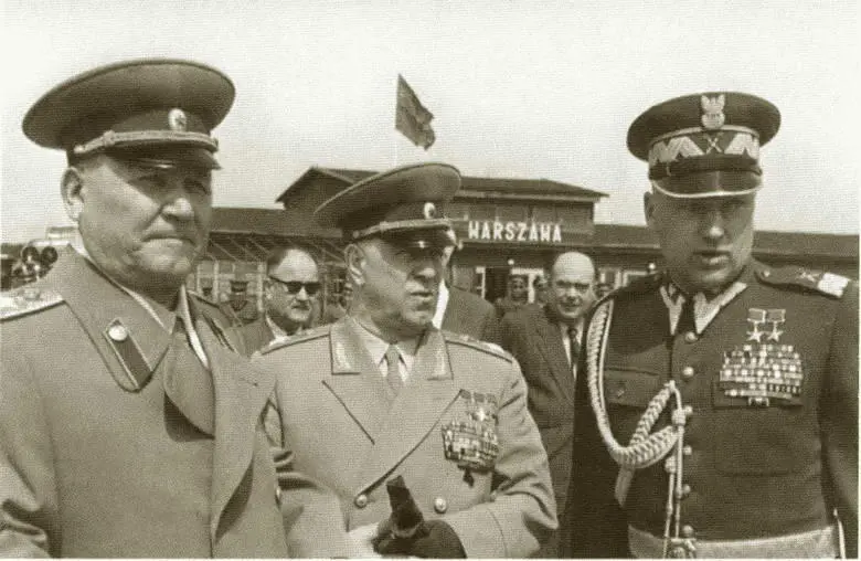ИС Конев ГК Жуков и КК Рокоссовский на аэродроме в Варшаве 1955 г - фото 46