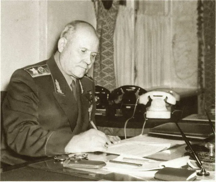Первый заместитель министра обороны ИС Конев в рабочем кабинете Конец 1950х - фото 47