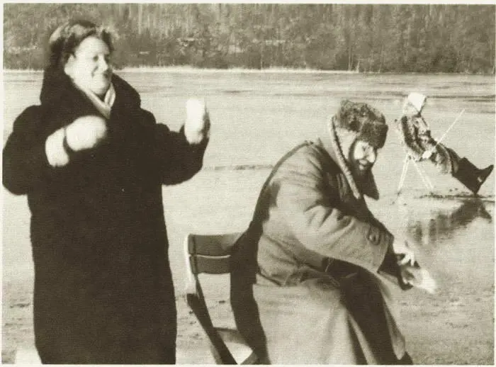 ИС Конев с женой и дочерью на зимней рыбалке в Бадзарове 1962 г - фото 51