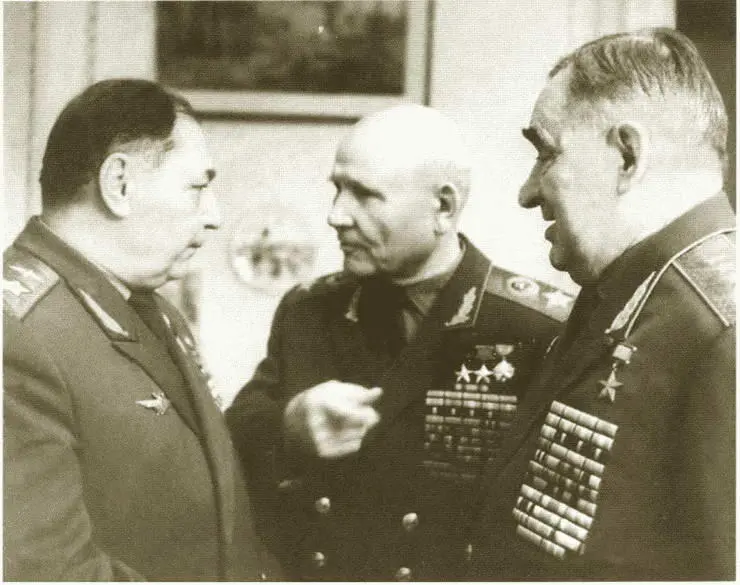 АИ Покрышкин и АС Жадов с ИС Коневым вдень его 75летия 1972 г - фото 56