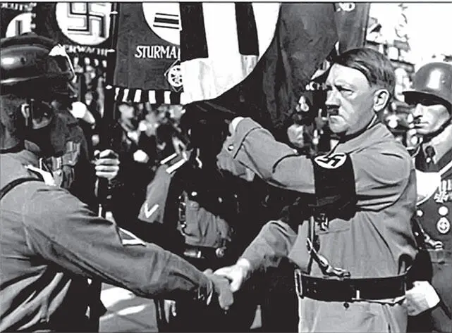 Гитлер освящает знамя Первые слова негромко как бы ища опоры падали в - фото 25