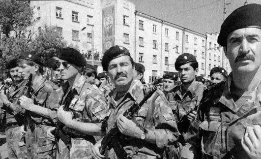 После вывода российских войск в Чечне было оставлено 400 тысяч единиц стрелково - фото 12