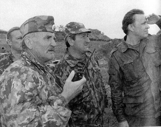 На командном пункте во время боев в Кадарской зоне Слева генерал М Лабунец - фото 18
