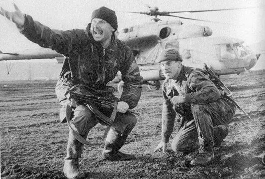 На командном пункте во время боев в Кадарской зоне Слева генерал М Лабунец - фото 19