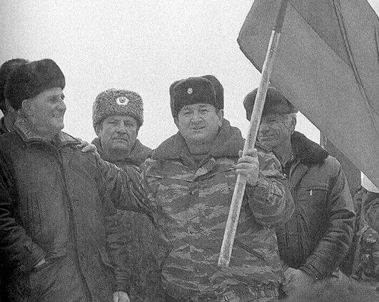 Жители освобожденного от боевиков селения Беной пожелали сами установить над - фото 20