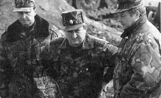 На военной базе в Ханкале Справа начальник прессслужбы СКВО Г Алехин - фото 28