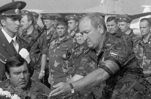 Прощание с товарищами погибшими в результате катастрофы сбитого боевиками - фото 29
