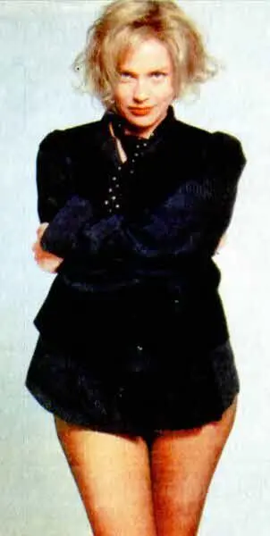 Шэрон часто носила шейные платки чтобы скрыть шрам Каннский фестиваль При - фото 29