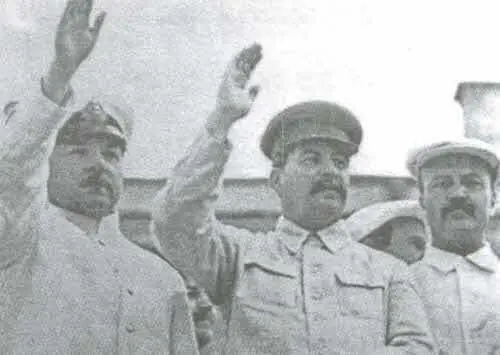 1 мая 1935 года Нарком обороны Ворошилов слева готовится стать маршалом - фото 2